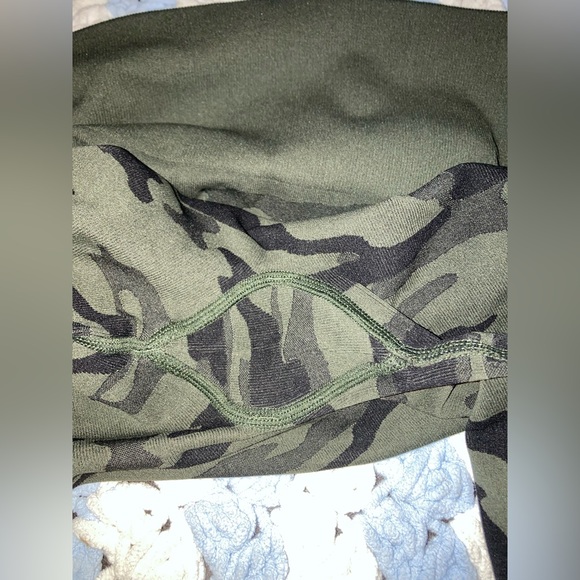 Leonisa Shapewear Camo set. *Different Sizes*
L Leggings and XL Sports Bra - Picture 11 of 11